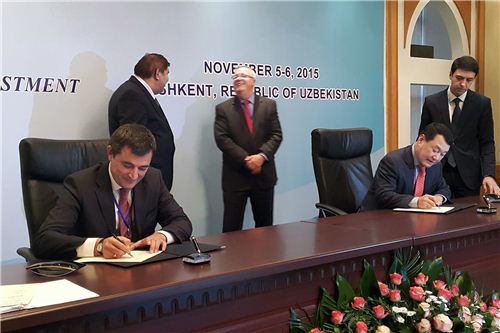 ▲박중흠 삼성엔지니어링 사장(오른쪽)과 술타노프(Sultanov) 우즈벡 석유가스공사 회장이 우즈베키스탄 BTX 플랜트 개념설계에 관한 MOU에 서명하고 있다. 
