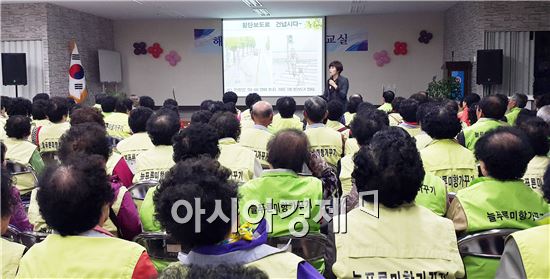 전라남도가 노인 교통사고를 대폭 줄이기 위해 바깥 활동이 잦은 노인 사회활동(일자리) 지원사업 참가자 2만 3천여 명을 대상으로 현장을 찾아가는 맞춤형 교통안전교육에 나섰다.
