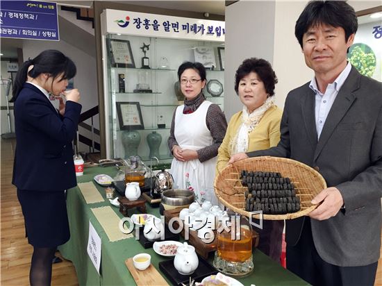 장흥군 청태전생산자협회는 지난 10일 장흥군청 민원실에서 ‘청태전’시음행사를 열었다. 