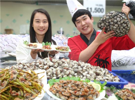 10일 서울시 서초구 농협하나로클럽 양재점에서 모델들이 겨울 입맛을 돋우는 제철 별미 새꼬막을 선보이고 있다. 
