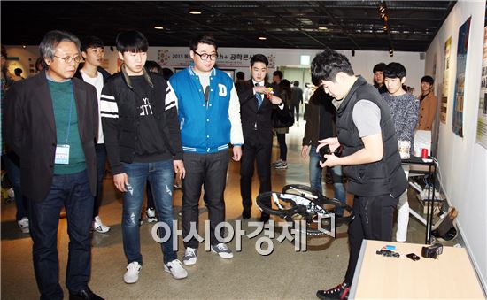 동신대학교 공학교육혁신센터(센터장 연석주 보석귀금속학과 교수)는 10일 동신대 중앙도서관 5층 전시실에서 '2015동신대학교 Tech+ 공학콘서트’를 개최했다.
