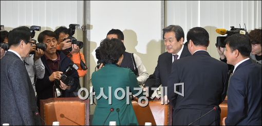 [포토]광역의회 의장단과 인사하는 김무성 대표