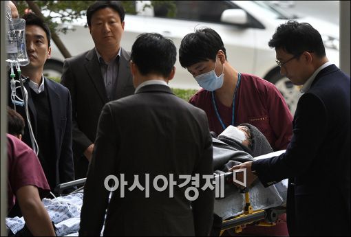 [포토]응급차 타고 법원 출두한 이재현 CJ회장