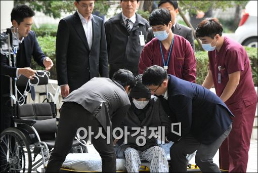 [포토]부축 받는 회장님