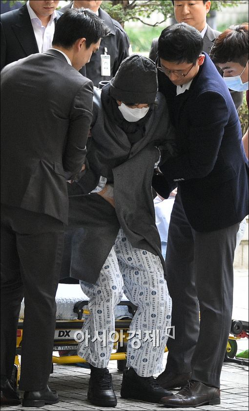 [포토]벌떡 일어선 이재현 CJ회장