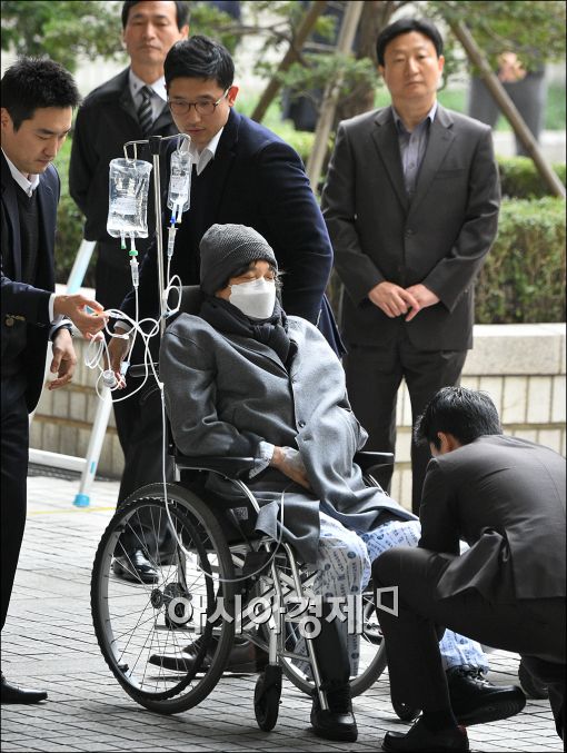 [포토]이재현 회장, 휠체어 타고 법원 출두