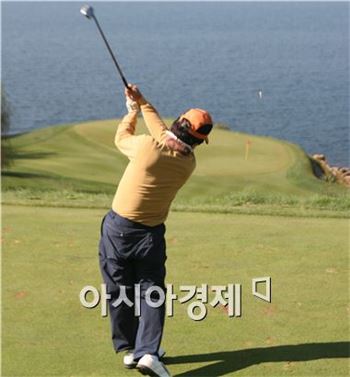 장타와 방향을 모두 잡으려면 반드시 폴로스로우(Follow through)를 해야 한다. 