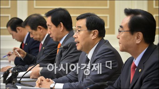 김정훈 새누리당 정책위의장(오른쪽 두번째)