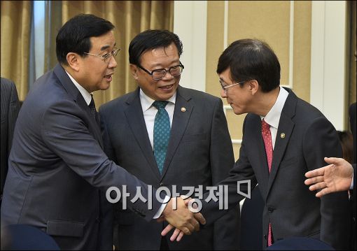 [포토]인사하는 김정훈 의장·김경훈 차관