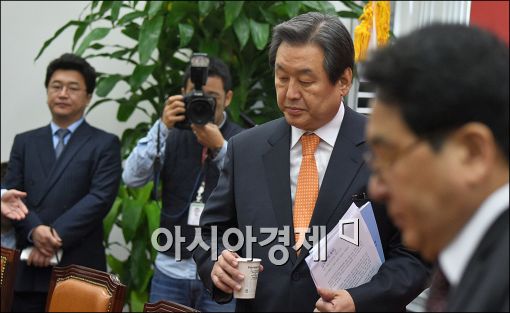 [포토]회의 참석하는 김무성 대표