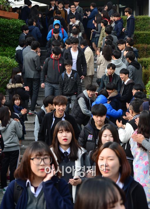 [포토]후배들 응원을 받으며....'수능 D-1'