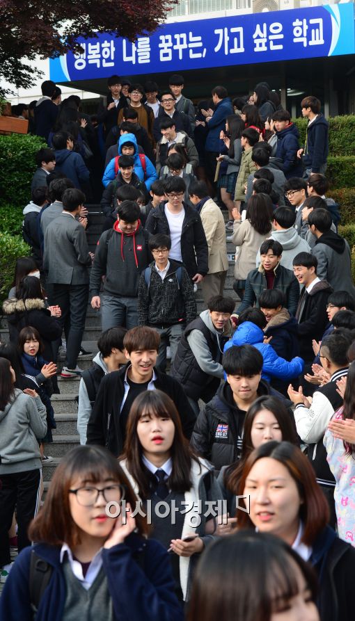 [포토]'후배들의 응원을 받으며...'