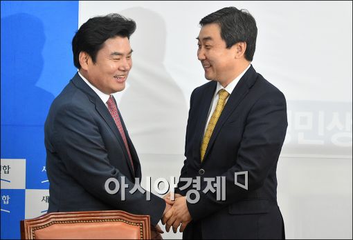 [포토]손 맞잡은 원유철·이종걸