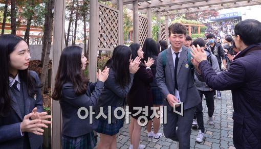 [포토]선생님과 하이파이브 하는 수험생