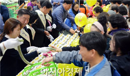 농협전남지역본부(본부장 강남경)는 11월11일 “농업인의 날”을 맞아 무안 남악에 위치한 하나로클럽 남악점에서 우리쌀 소비촉진을 위한 '가래떡데이' 행사를 가졌다.