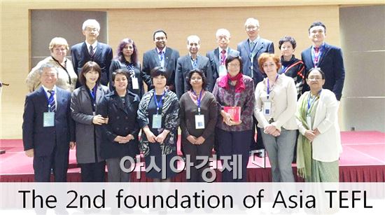 호남대학교 영어영문학과 박주경 교수는 11월 6일부터 8일까지 중국 난징에서 열린 제13회 아시아영어교육학회(Asia TEFL) 국제학술대회에 참가해 주제발표를 실시했다.
