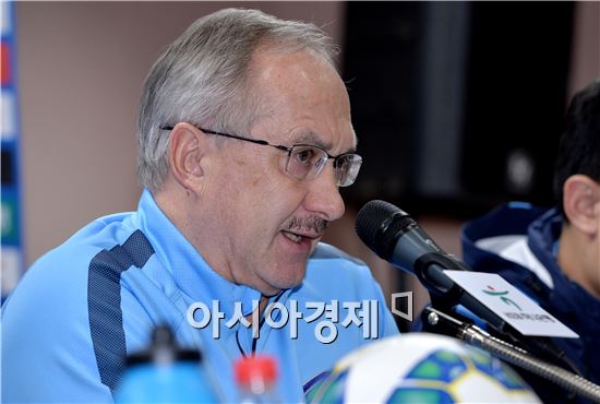 축구대표팀 "미얀마전, 만원 관중이 우리를 춤추게 할 것"