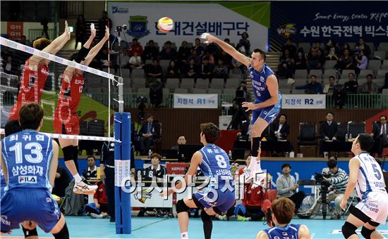 [포토]그로저, '블로킹 뚫는다'