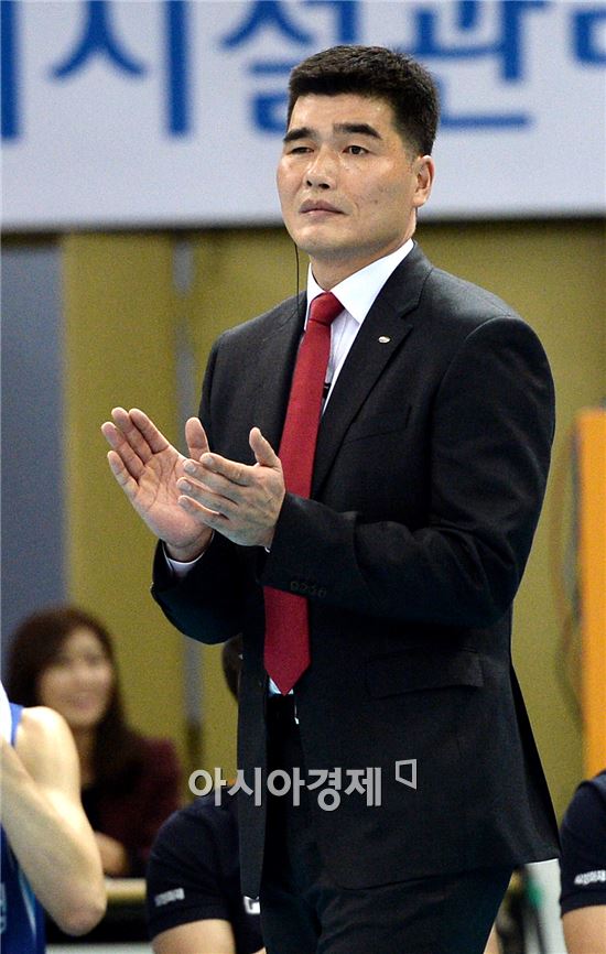 [포토]박수치는 삼성화재 임도헌 감독