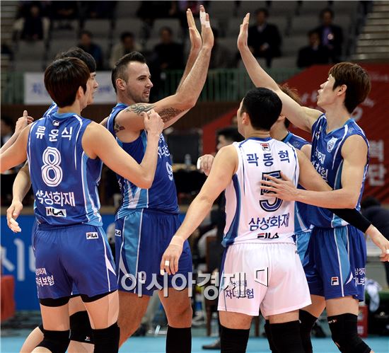 [포토]환호하는 삼성화재, '3-0 승리 보인다!'