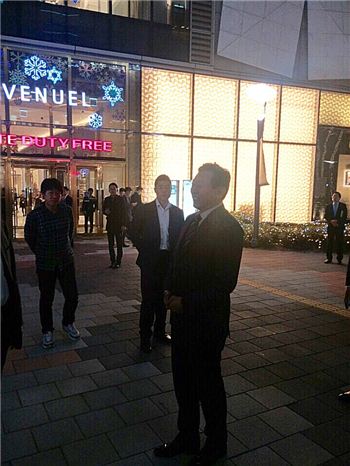 11일 오후 이광구 우리은행장에 롯데월드타워를 소개하고 있는 신동빈 롯데그룹 회장