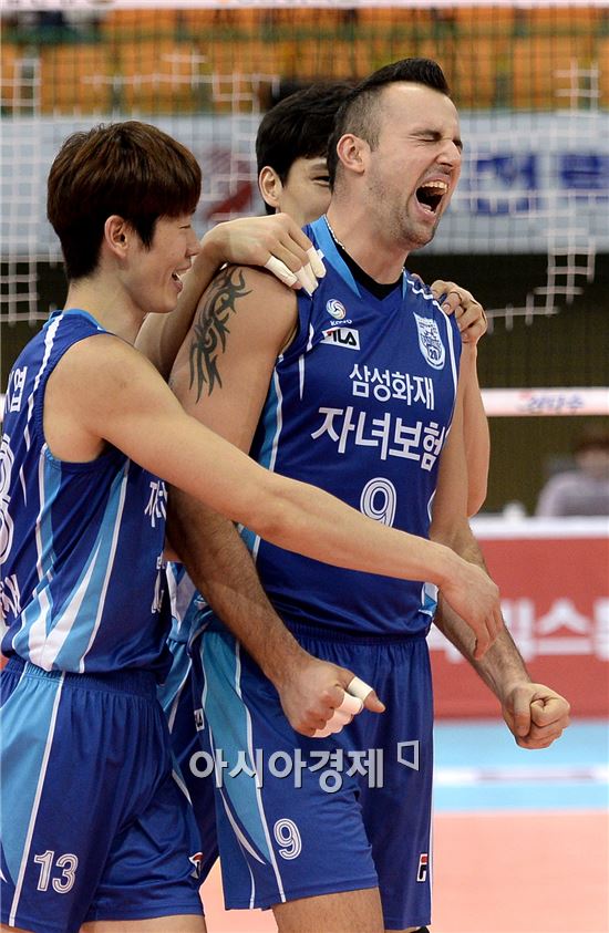 [포토]환호하는 그로저, '짜릿한 3-0 완승이야!'