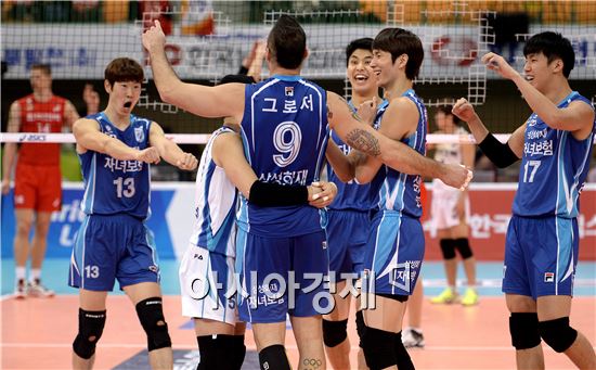 [포토]그로저, '서브에이스로 마무리했어'