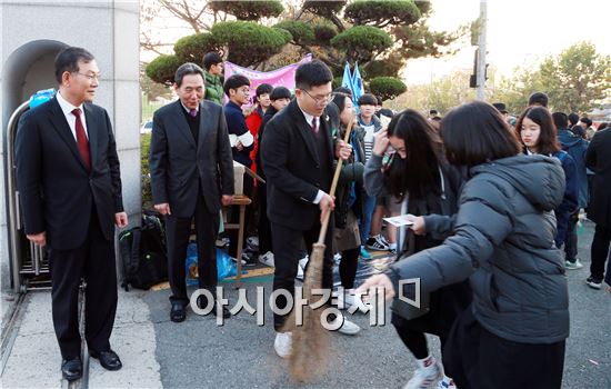 [포토]장만채 전남도교육감, 목포여고에서 수험생 격려