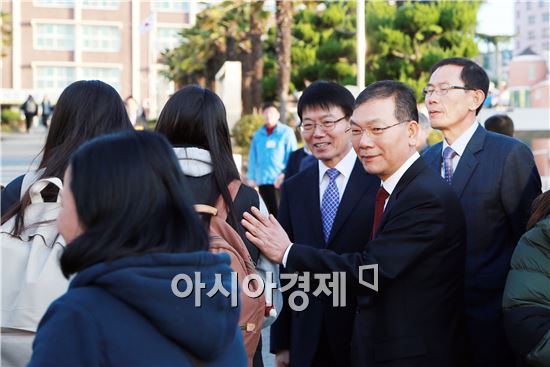 [포토]장만채 전남도교육감, 목포여고에서 수험생 격려