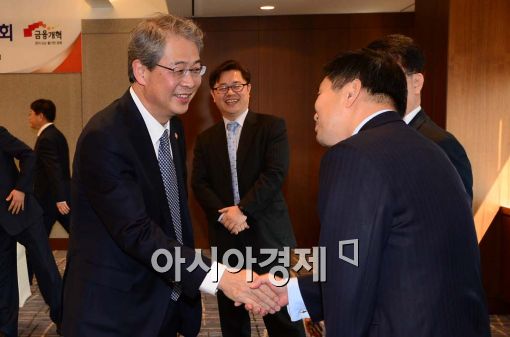 [포토]참석자들과 악수하는 임종룡 금융위원장 