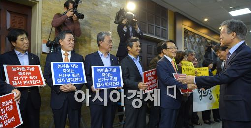 [포토]농어촌 의원 만나는 문재인 대표