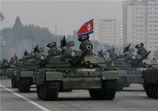 북한은 '천마호'와 '폭풍호'에 이어 신형전차인 '선군호'를 실전에 배치해 최신형 전차전력을 강화했다.