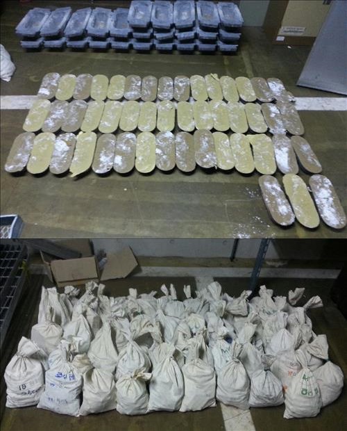 지난 2015년 11월 경찰에 압수된 12kg짜리 동괴 48개(위)와 60개의 자루에 담긴 동전 150만개(아래). [사진=분당경찰서]