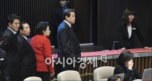 [포토]투표 기다리는 김무성 대표