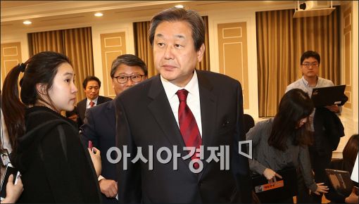 김무성 "주말 집회는 전문 시위꾼 소행"