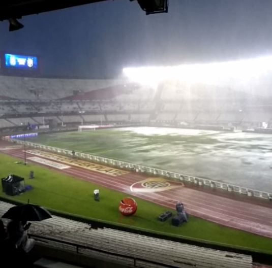 폭우가 내리는 아르헨티나의 모뉴멘탈 경기장. 사진=바인 영상 캡처
