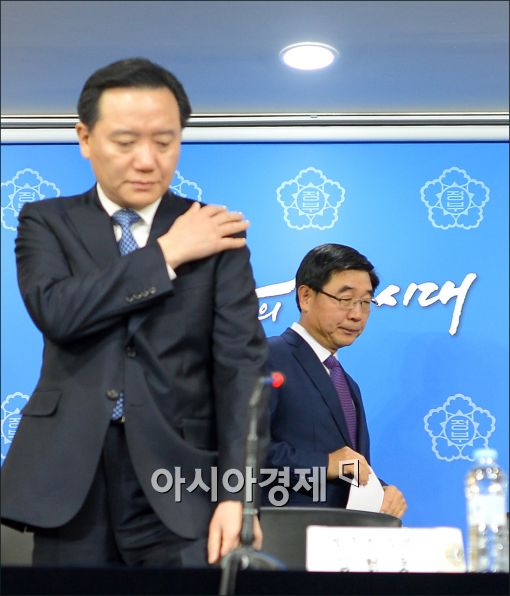 [포토]먼지 터는 김현웅 법무부 장관