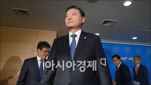 [포토]회견장 나가는 김현웅 장관
