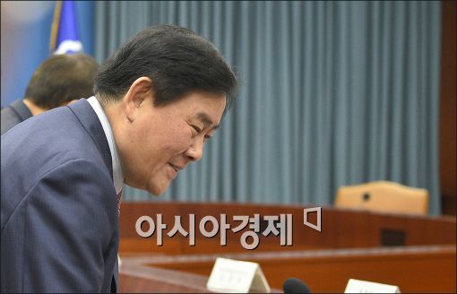 [포토]회의 참석하는 최경환 부총리