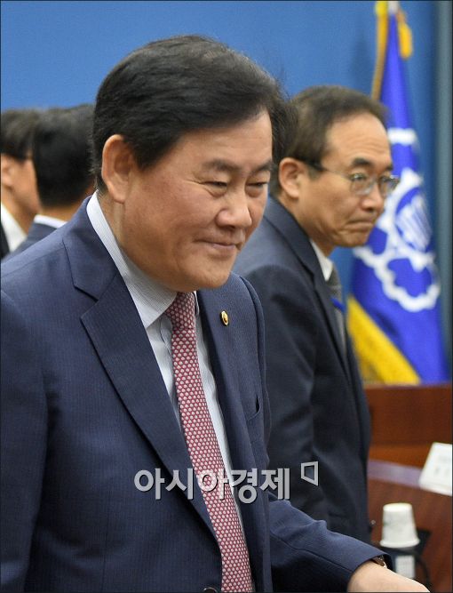 [포토]회의 참석하는 최경환 경제부총리