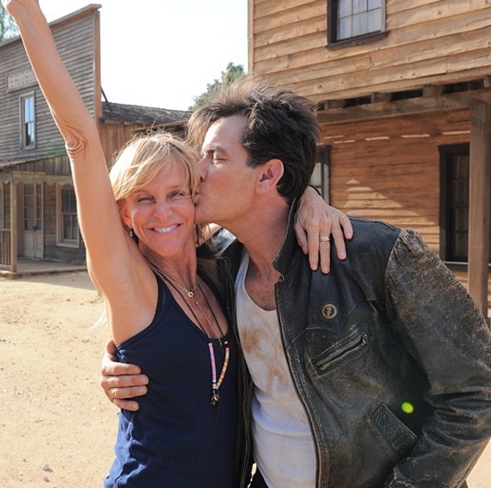 찰리쉰, 엽기적인 과거 행적 "여성 두 명과 동거"