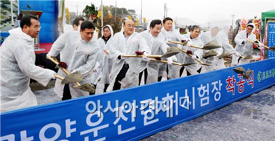 광양운전면허시험장 착공식이 13일 광양시 덕례리 공사현장에서 열린 가운데 이낙연 전남도지사(왼쪽에서 네번째), 정현복 광양시장, 우윤근 국회의원, 신용선 도로교통공단 이사장, 이정근 도로교통공단 운전면허본부장이 공사 시작을 알리는 삽을 뜨고 있다. 사진제공=전남도