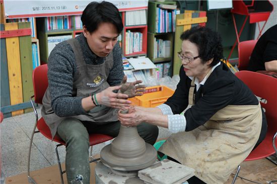 한국도자재단은 13일 화성시 자원봉사센터에서 소외계층 노인 등을 대상으로 물레체험 등 도자문화 공유의 시간을 가졌다. 