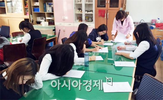 장흥군(김성 군수)은 지난 5월부터 10월까지 관내 7개 중·고등학교를 대상으로 추진한 ‘청소년 한방(韓方) 월경통 진료사업’을 호평 속에 마무리했다