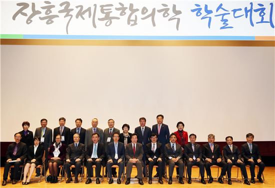  (재)장흥국제통합의학박람회는 13~14일 장흥문화예술회관에서 '2015장흥국제통합의학 학술대회’를 개최했다. 이날 이낙연 전남도지사, 김성 장흥군수 등 참석자들이 기념촬영을 하고있다.사진제공=장흥군
