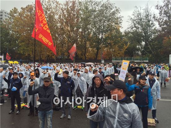 [11.14 민중총궐기] 우비 입고 참석한 노동자들