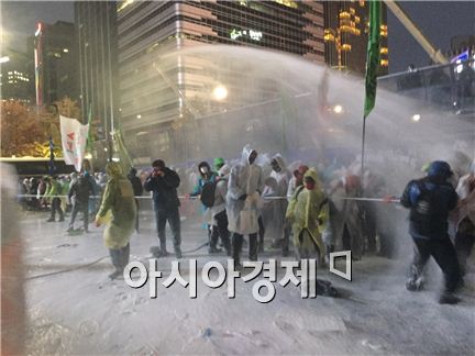 [11.14 민중총궐기]警, 물대포·캡사이신 발포…시위대 차벽에 막혀