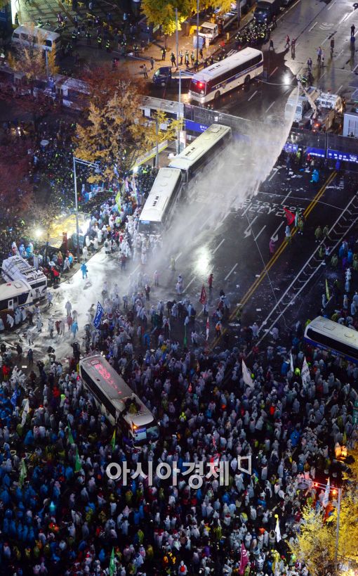 [포토]민중총궐기 개최....시민들과 경찰 대치 중