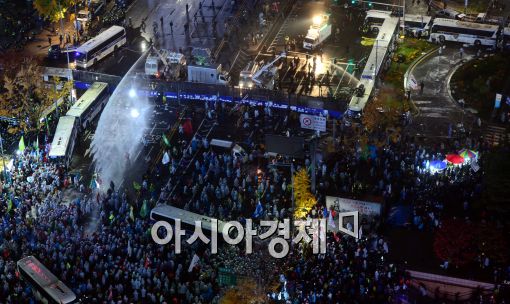 지난 14일 서울 도심에서 열린 제1차 민중총궐기에서 경찰과 시위대가 대치하고 있다.