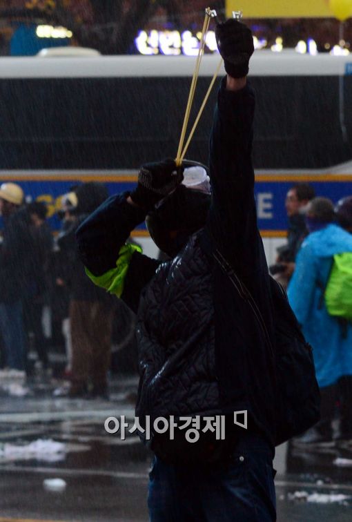 [포토]'새총쏘는 시민'